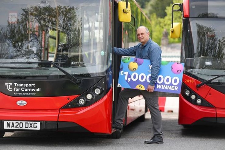 Переможець лотереї, водій, автобус, лотерейний квиток, гроші,