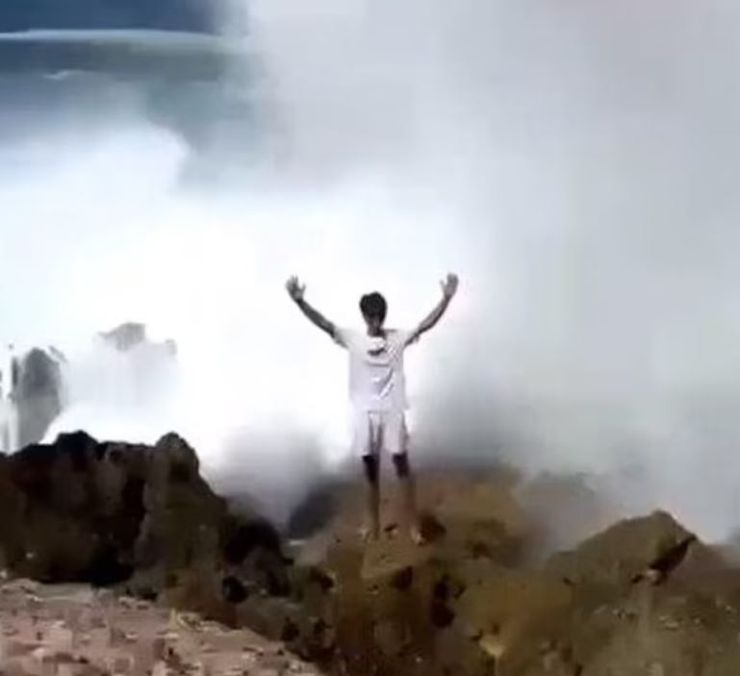 Рони Джосуа Симанджунтак, парня смыло огромной волной в Индийский океан, курьезы, туризм, путешествия