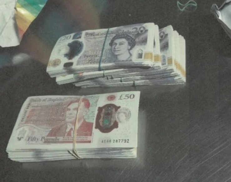 Деньги, изъятые из медвежонка.