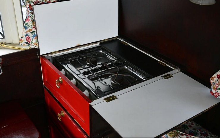 На кухне установлена газовая плита