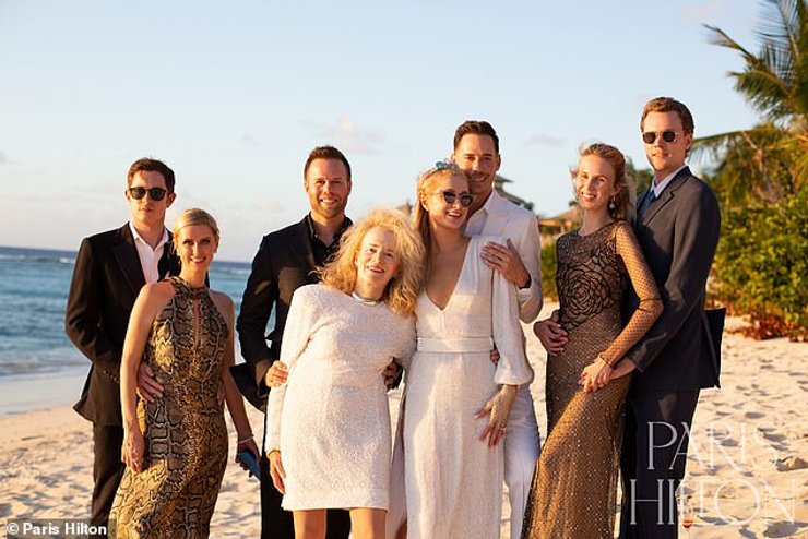 Пэрис Хилтон с семьей