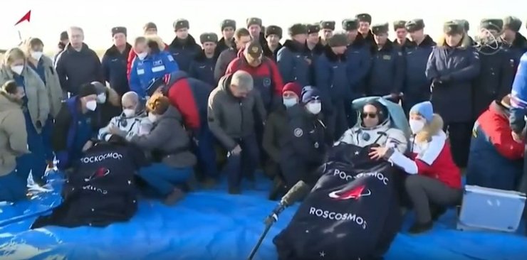 Американський та російські астронавти після приземлення отримали необхідну допомогу та їх розділили