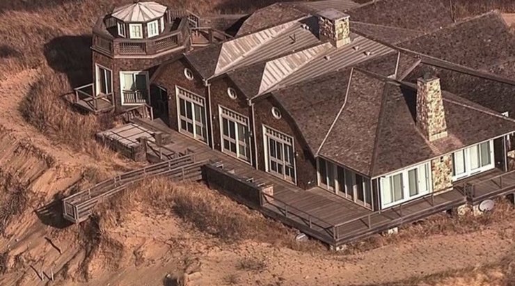 Многомиллионный особняк, дом, дом на берегу, пляжный домик, роскошный особняк, снесли дом, повис над пропастью, дорогое жилье