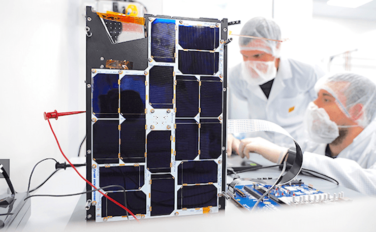 Разработчики собирают смарт-систему спутника. Фото: Tim Herman/Intel Corporation