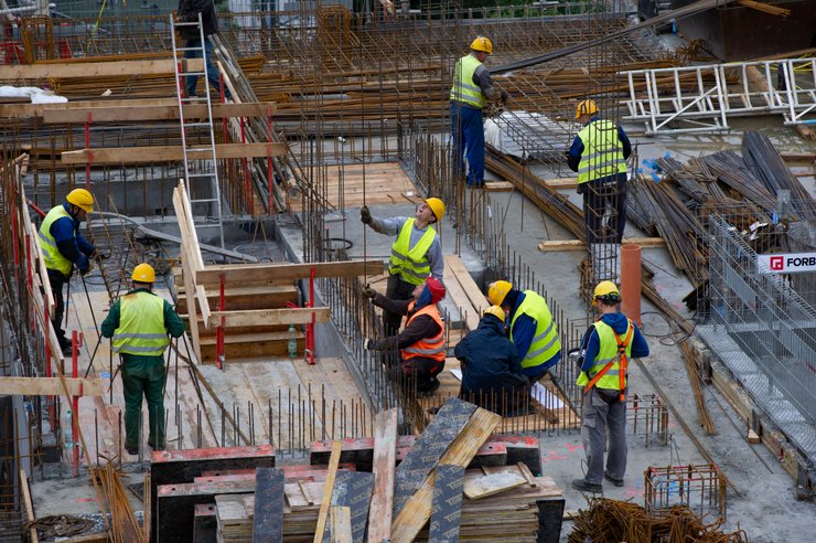 Що таке робота в Польщі? "Починати жити із самого початку, як звичайний різнороб з графіком по 12-15 годин на добу — це, м'яко кажучи, дуже важко", — говорить експерт