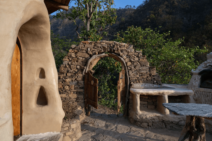 Дом ручной работы в горах, дом в горах, маленький домик, дом "муравья", братья построили дом, дом из грязи,