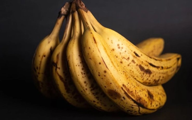 Перестиглі банани на чорному фоні