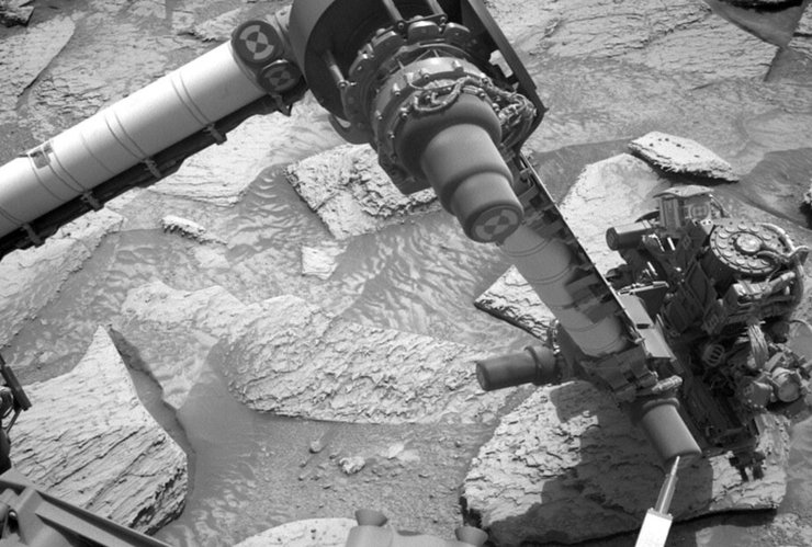 Марсоход Curiosity застрял в камне на Марсе