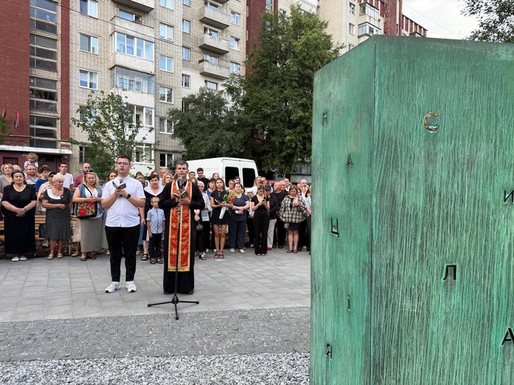 Во Львове к второй годовщине убийства Ирины Фарион открыли мемориальный комплекс с мемориальной стелой