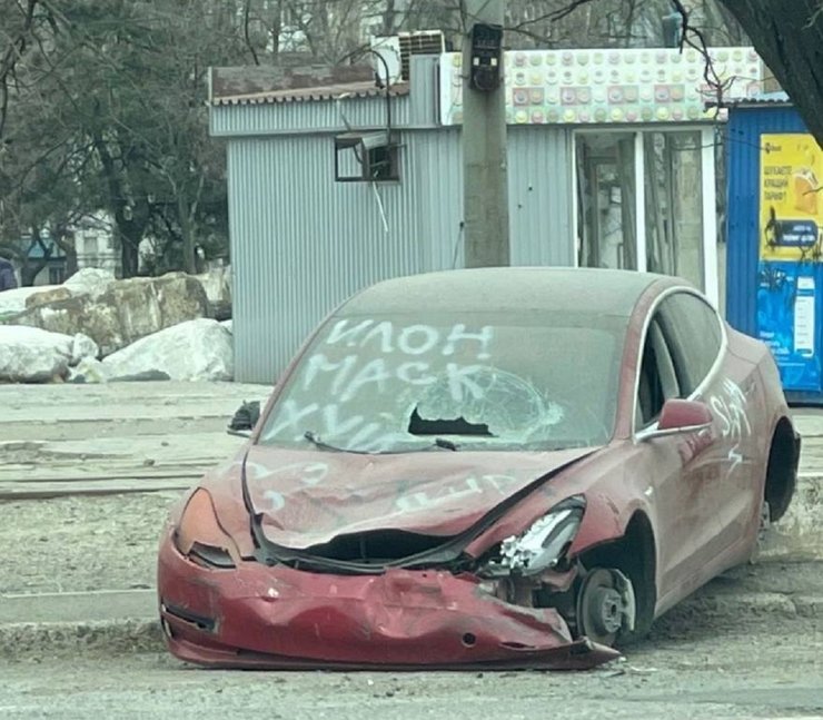 Bentley Continental GT, Tesla Model 3, Maserati Ghibli, розбиті авто, авто після ДТП, війна з росією, мародери