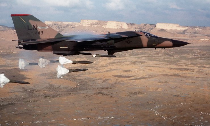 бомбардировщик F-111, F-111, бомбардировщик F-111, американский бомбардировщик, многоцелевой бомбардировщик, самолет со стреловидным крылом, история авиации, легендарный самолет