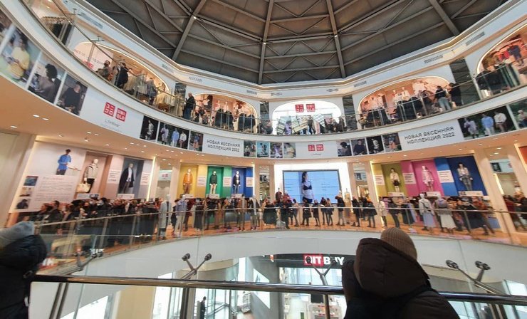 Очередь в магазин Uniqlo в московском торговом центре "Атриум"