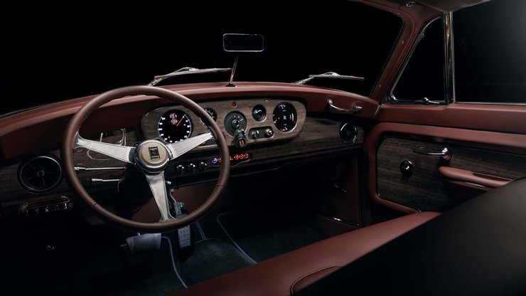 Rolls-Royce Silver Cloud II внутри отделан кожей и деревом