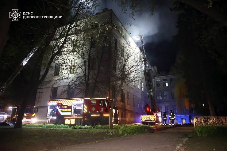 Атака Шахедов, Днепр, пожар, автомобиль, спасатели, ГСЧС