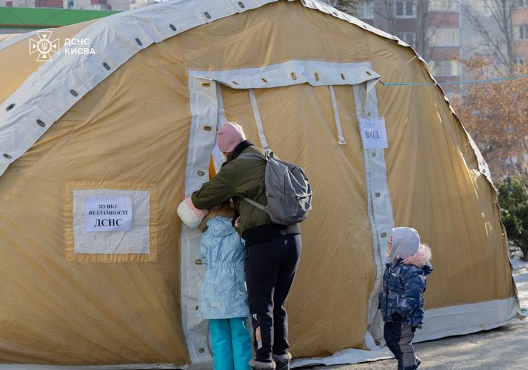 Женщина с детьми пришла в Пункт несокрушимости в Киеве