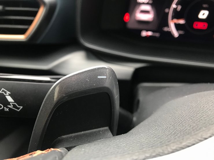 машина CUPRA Formentor, cupra тест драйв, коробка DSG в CUPRA Formentor VZ, підрульовий перемикач передач CUPRA Formentor