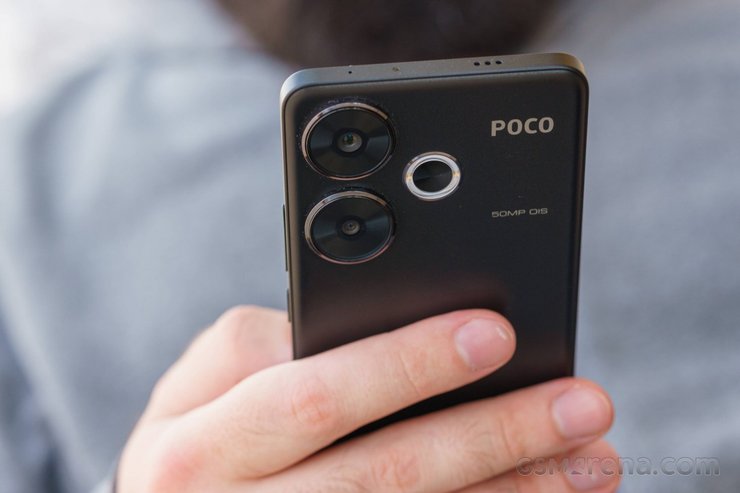 POCO F6 телефон в руке обзор