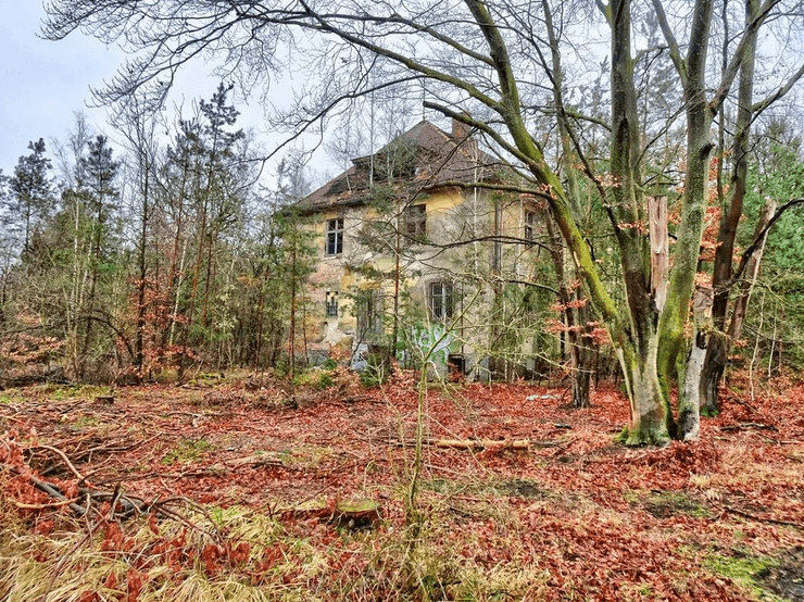 Занедбаний адмінкомплекс