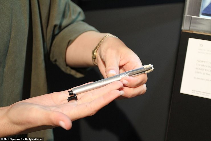 Ручка Базза Олдрина.