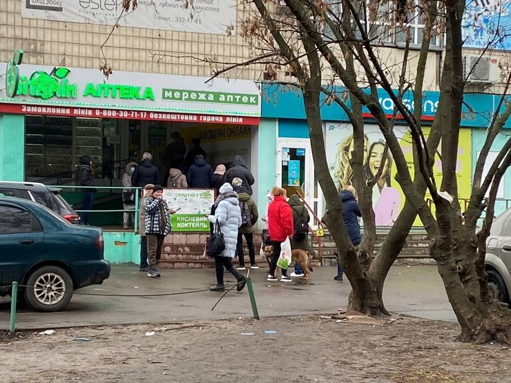 очередь в аптеку