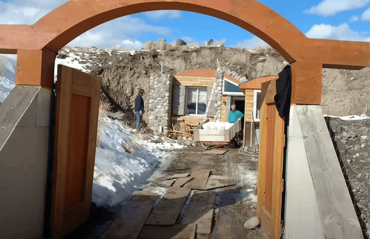 Покинутий бункер, ядерний бункер, притулок, перетворив бункер на будинок, купив нерухомість, знайшов 20 000 кг продуктів, холодна війна