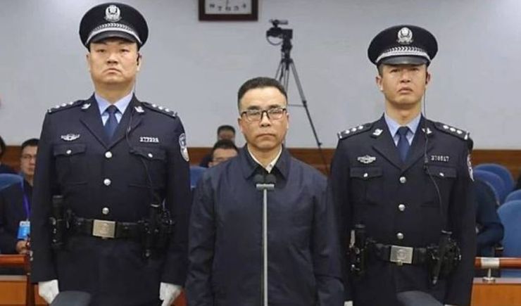 Скандальний шлюб у Китаї, колишній голова банку одружився з коханою дівчиною свого сина, як так вийшло