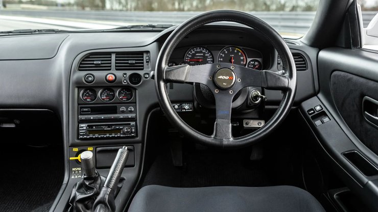 салон Nissan Skyline GT-R