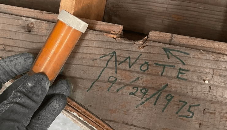 Тесляр знайшов записку в стіні, записка, ремонт будинку, зворушливе послання, записка від підлітка, через роки, залишили підказки