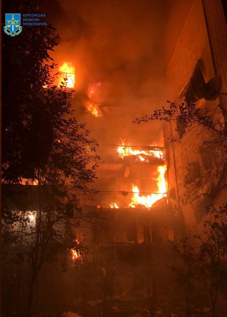пожежа, горить багатоповерхівка, пожежа в багатоповерхівці, обстріл Херсона, наслідки обстрілу, удар по багатоповерхівці