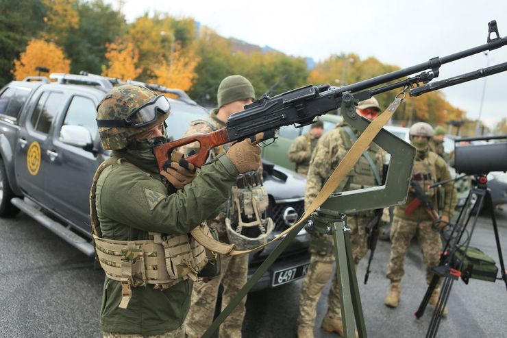 Самый стремительный рост предложений наблюдается в категории "Охрана, безопасность", где размещают вакансии Силы обороны.