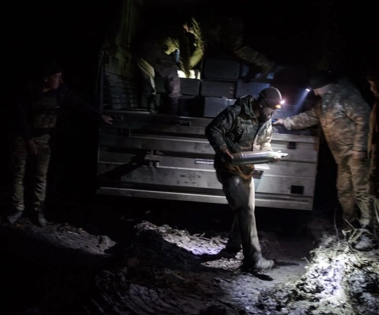 Бойцы ВСУ со снарядами