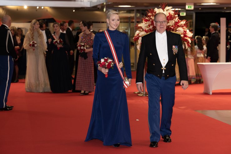 княгиня шарлен, князь альбер, княгиня монако, модный образ шарлен, монако