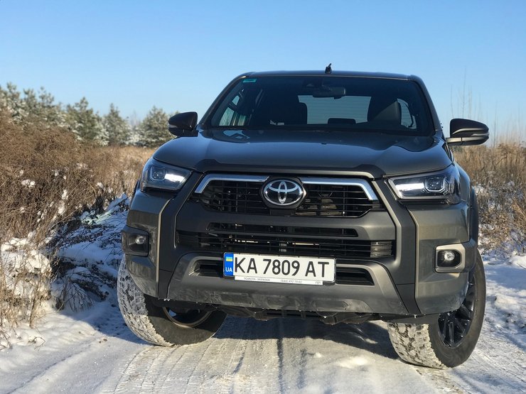 пикап Toyota Hilux, пикап Тойота Хайлакс внешность, Toyota Hilux вид спереди, пикап Toyota Hilux экстерьер, пикап зимой, пикап на зимней дороге
