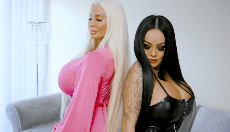 Две женщины с яркой внешностью позируют в студии во время съемок Hooked On The Look