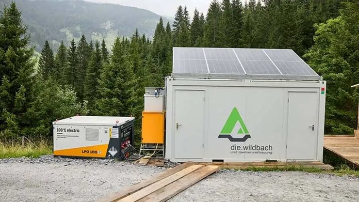 Батарея Liebherr LPO 100 оснащена сонячними панелями