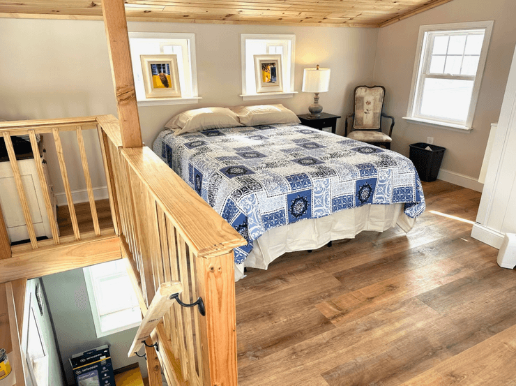 Мужчина собственноручно возводит дом