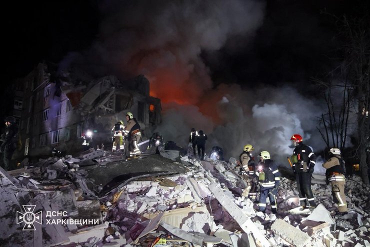 Спасатели на месте разрушенной пятиэтажки Харькова на месте разрушенной пятиэтажки