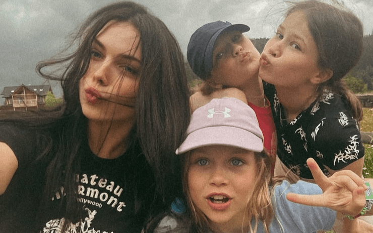 Злата Митчелл с сестрами