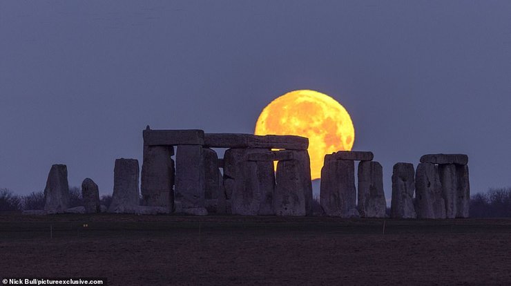 Волчья Луна, Стоунхендж, Великобритания
