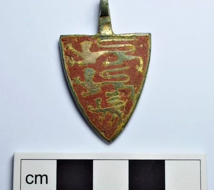 кулон 12 века, Англия, три льва