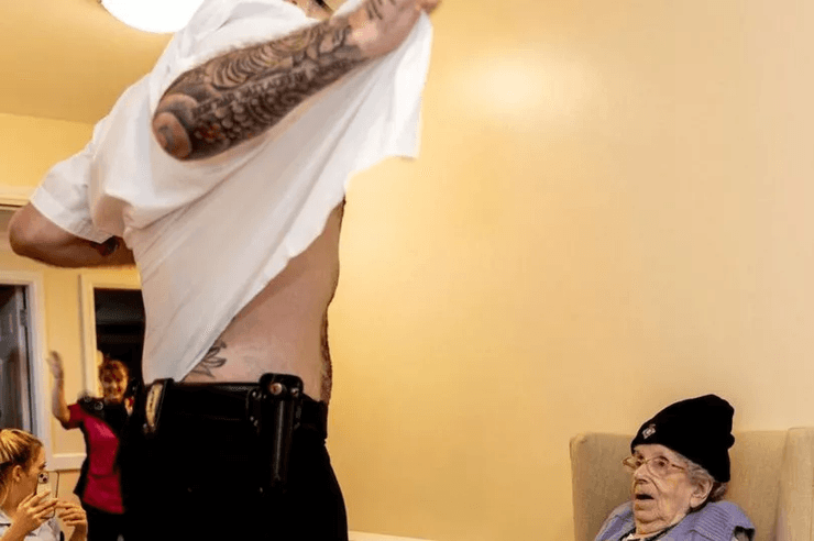 102-летняя женщина, старушка, пенсионерка, дом престарелых, стриптиз, танцор, танцы для взрослых, день рождения