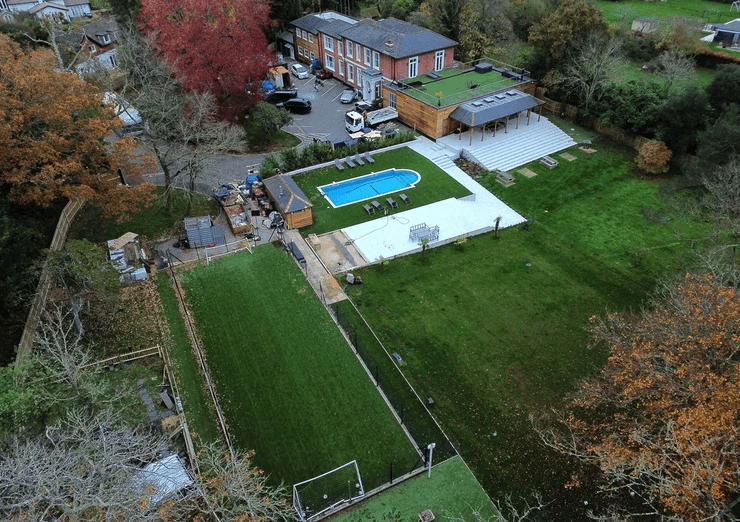 Деревня Вудлендс, жилые дома, улица с домами, исторический дом, старый отель, отель превратили в дом, шумные соседи,