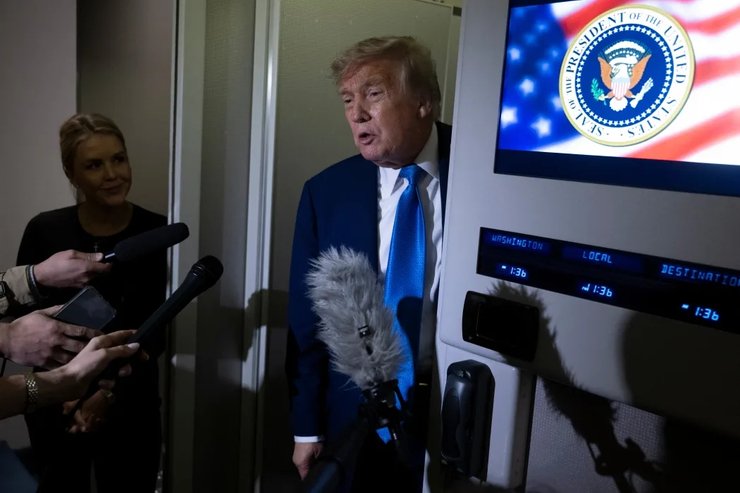 дональд трамп на борту літака