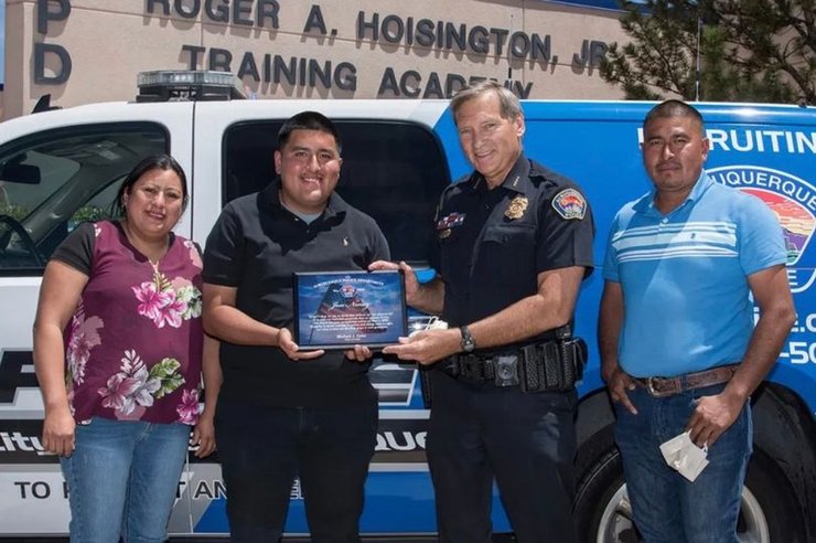 Студент нашел деньги возле банкомата, деньги, доллары, студент, полиция, вызвал полицию, нашел деньги, огромная сумма, наличка