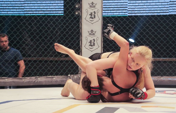 "Із зав'язаними очима" кадр із фільму