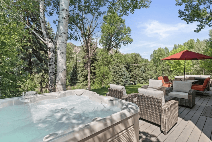 Супруги из США превратили заброшенный дом рядом с рекой в горах в роскошное жилье