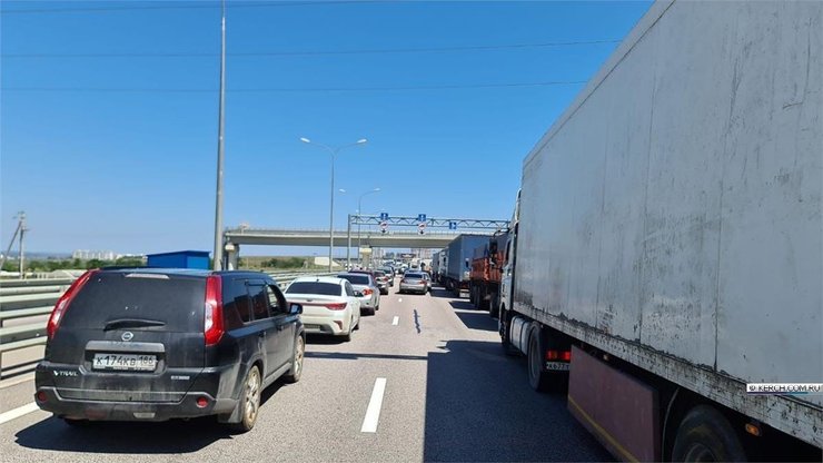 Через зіткнення автомобілів на Кримському мосту утворився довгий затор