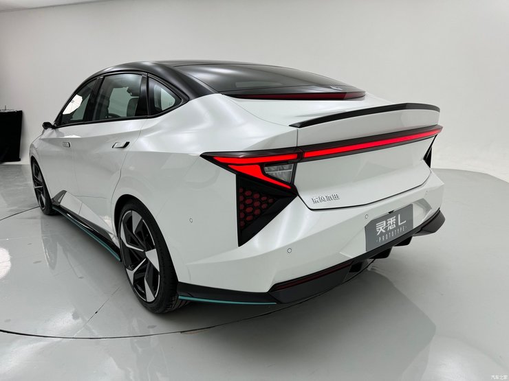 Honda Lingxi, Honda Lingxi L, Dongfeng Honda, електромобіль Honda