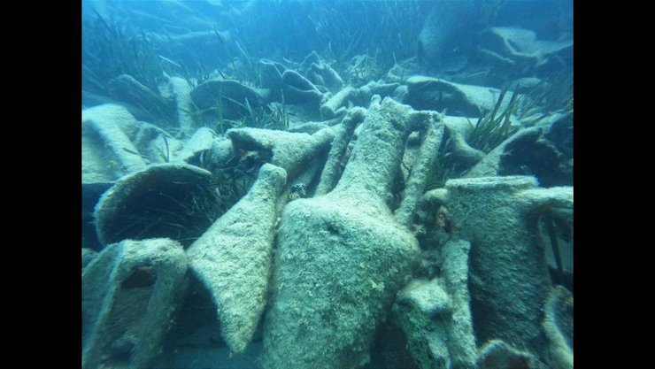 Древние амфоры на месте кораблекрушения