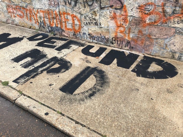 Вот так сейчас выглядят стены особняка Пресли